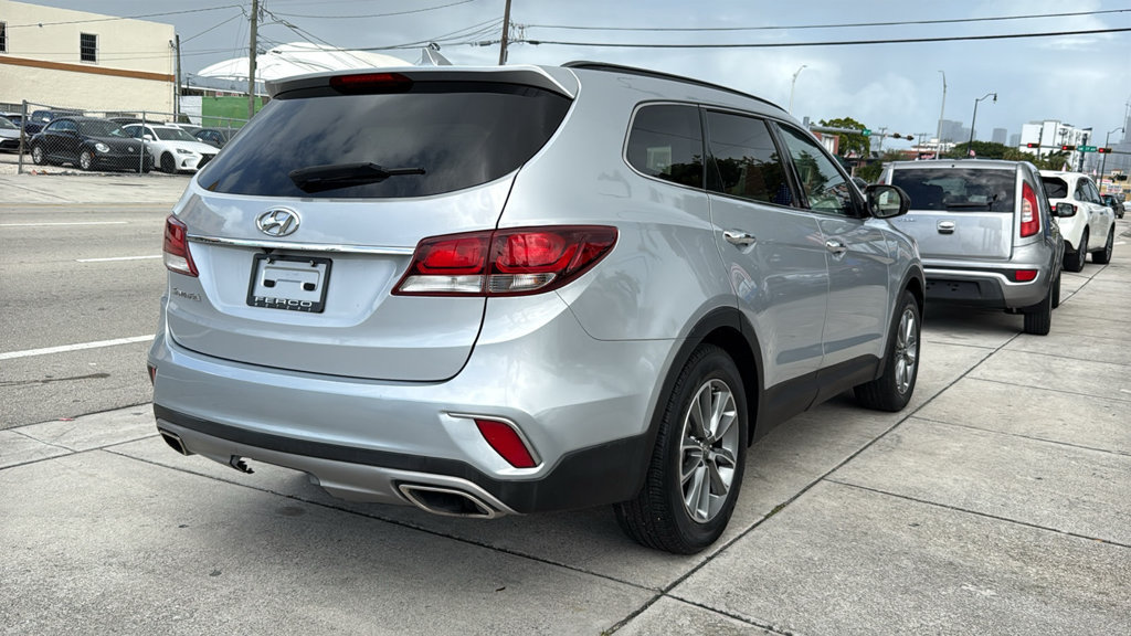 Used 2017 Hyundai Santa Fe SE FWD image 14