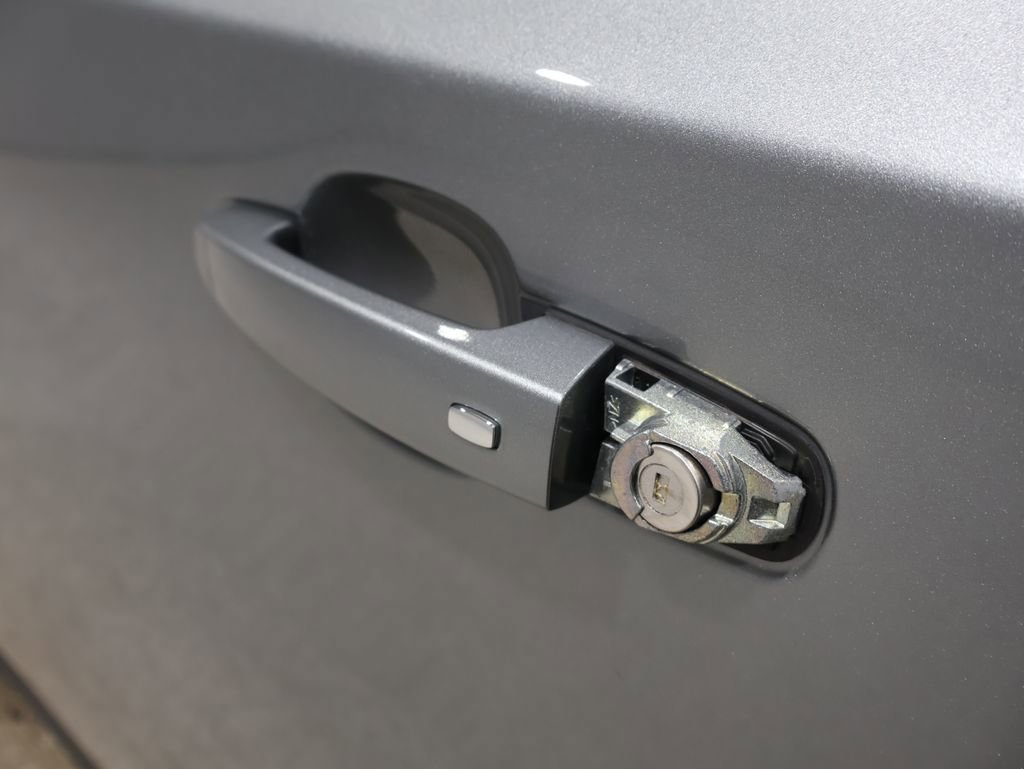 Used 2023 Chevrolet Traverse LT w/ Rear Camera Mirror Package image 10