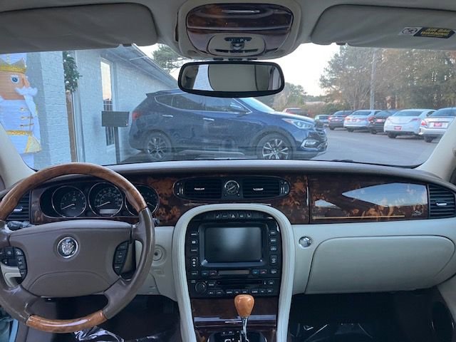 Used 2005 Jaguar XJ8 image 17