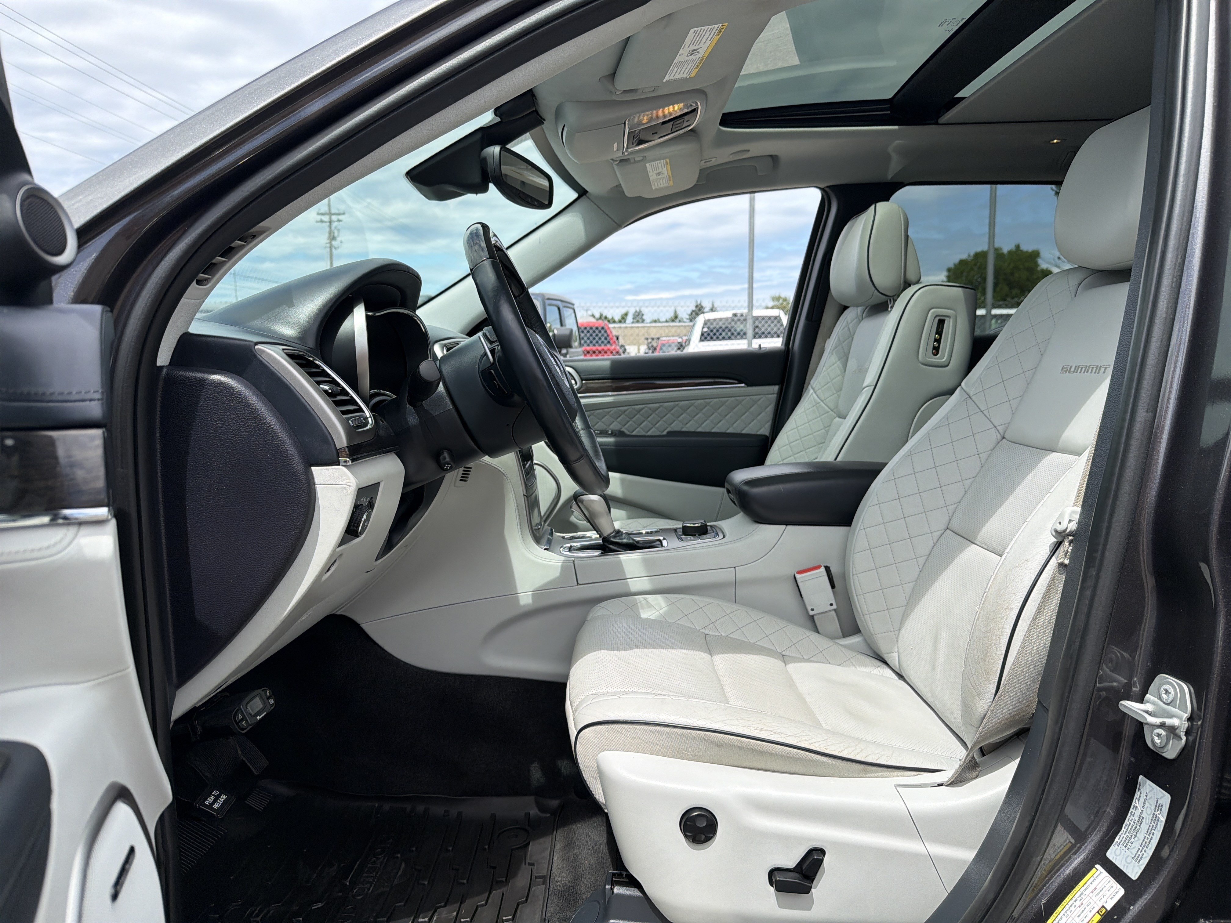 Used 2017 Jeep Grand Cherokee Summit AWD/4WD image 10