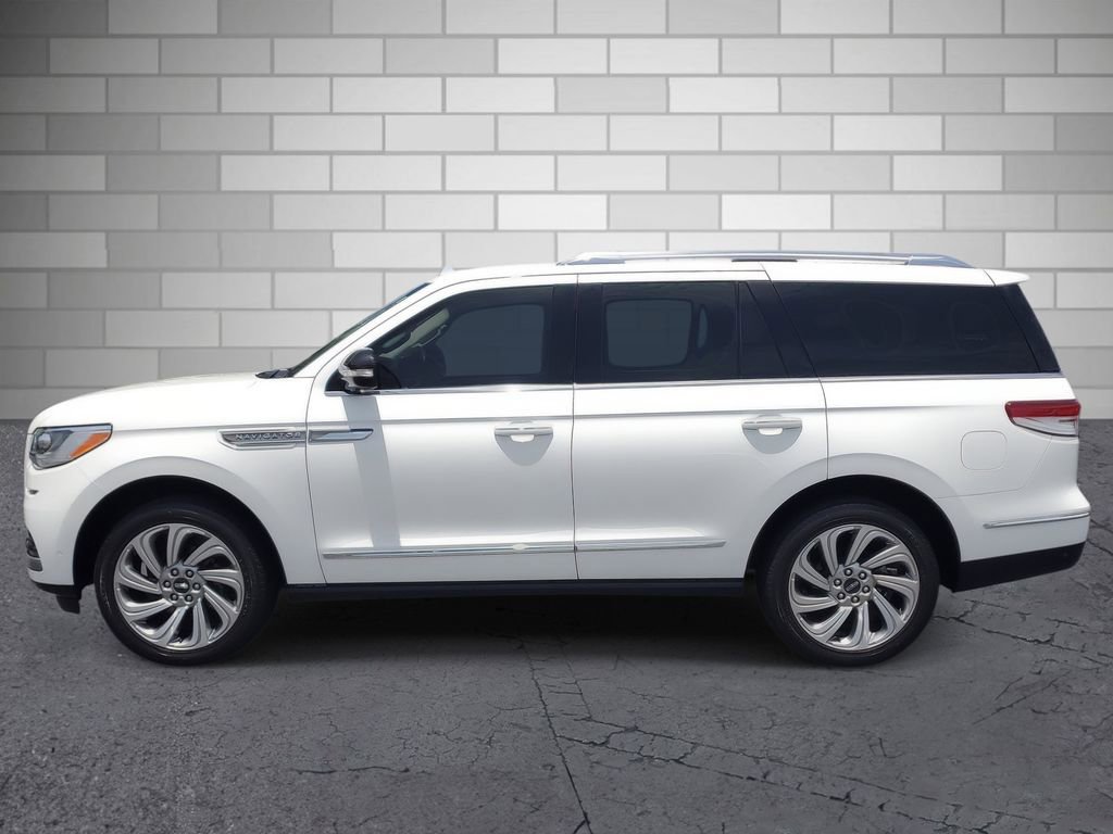 Used 2024 Lincoln Navigator Premiere AWD/4WD image 2