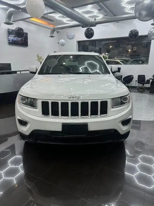 Used 2014 Jeep Grand Cherokee Laredo w/ 18" Wheel & 8.4" Radio Group AWD/4WD image 4