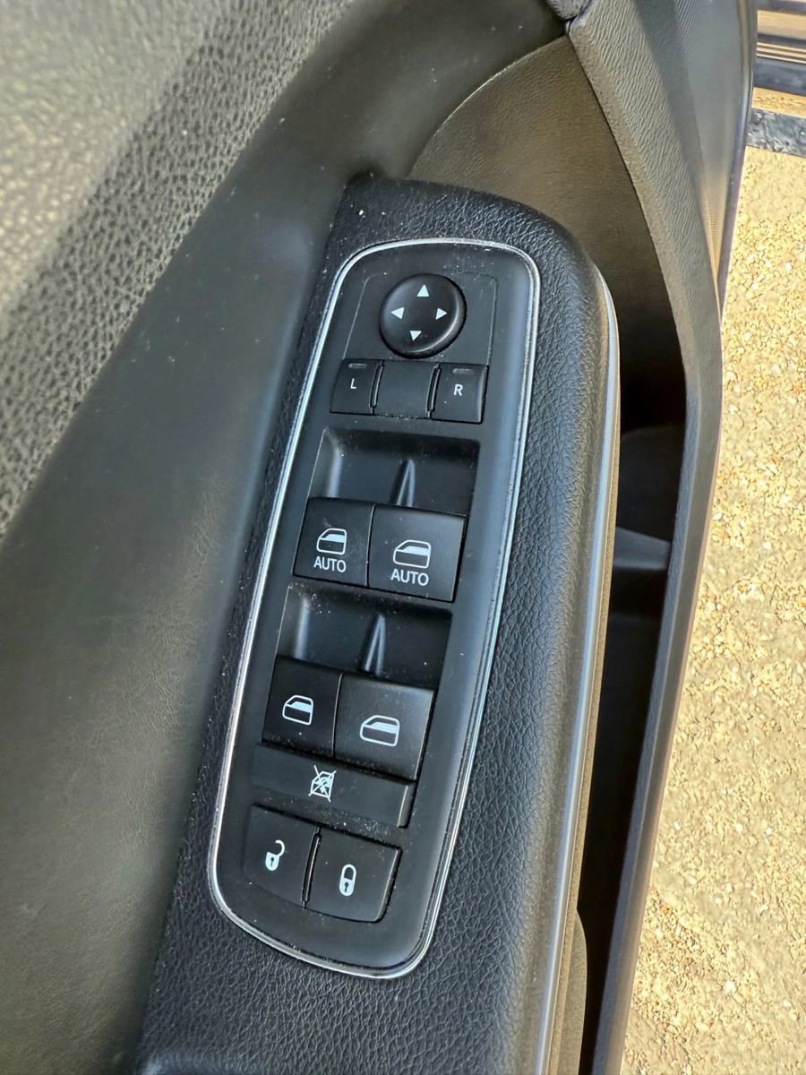 Used 2019 Chrysler 300 Limited w/ Safetytec Plus Group image 9