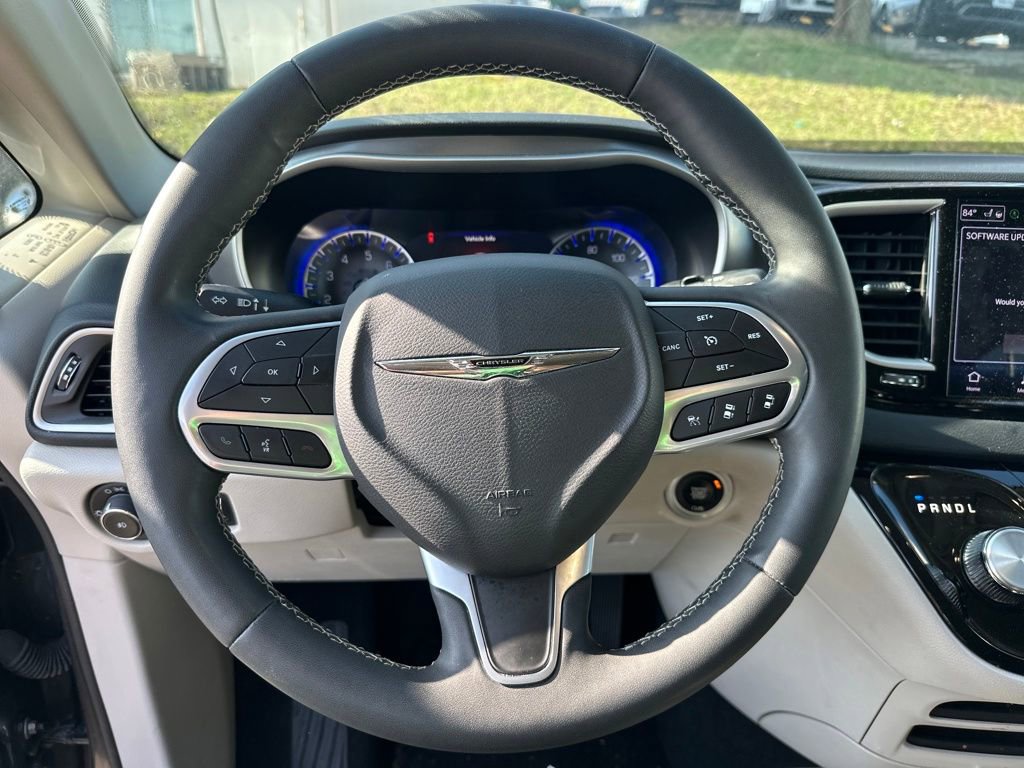 Used 2023 Chrysler Pacifica Touring-L image 13