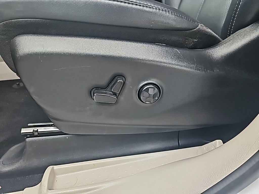 Used 2024 Chrysler Pacifica Touring-L image 14