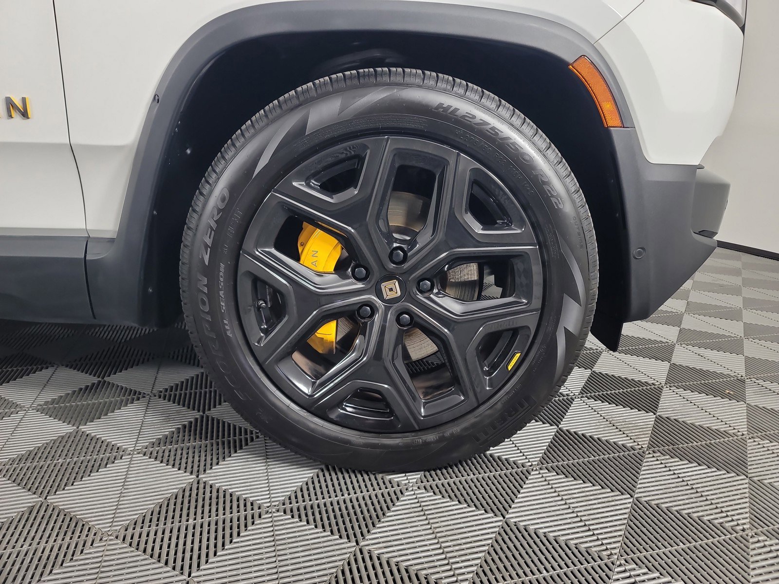 Used 2024 Rivian R1S Adventure image 11