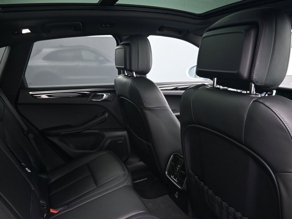 Certified 2026 Porsche Macan image 7
