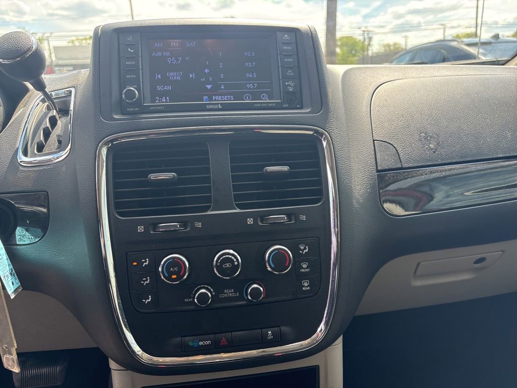 Used 2018 Dodge Grand Caravan SE w/ UConnect Hands-Free Group FWD image 11
