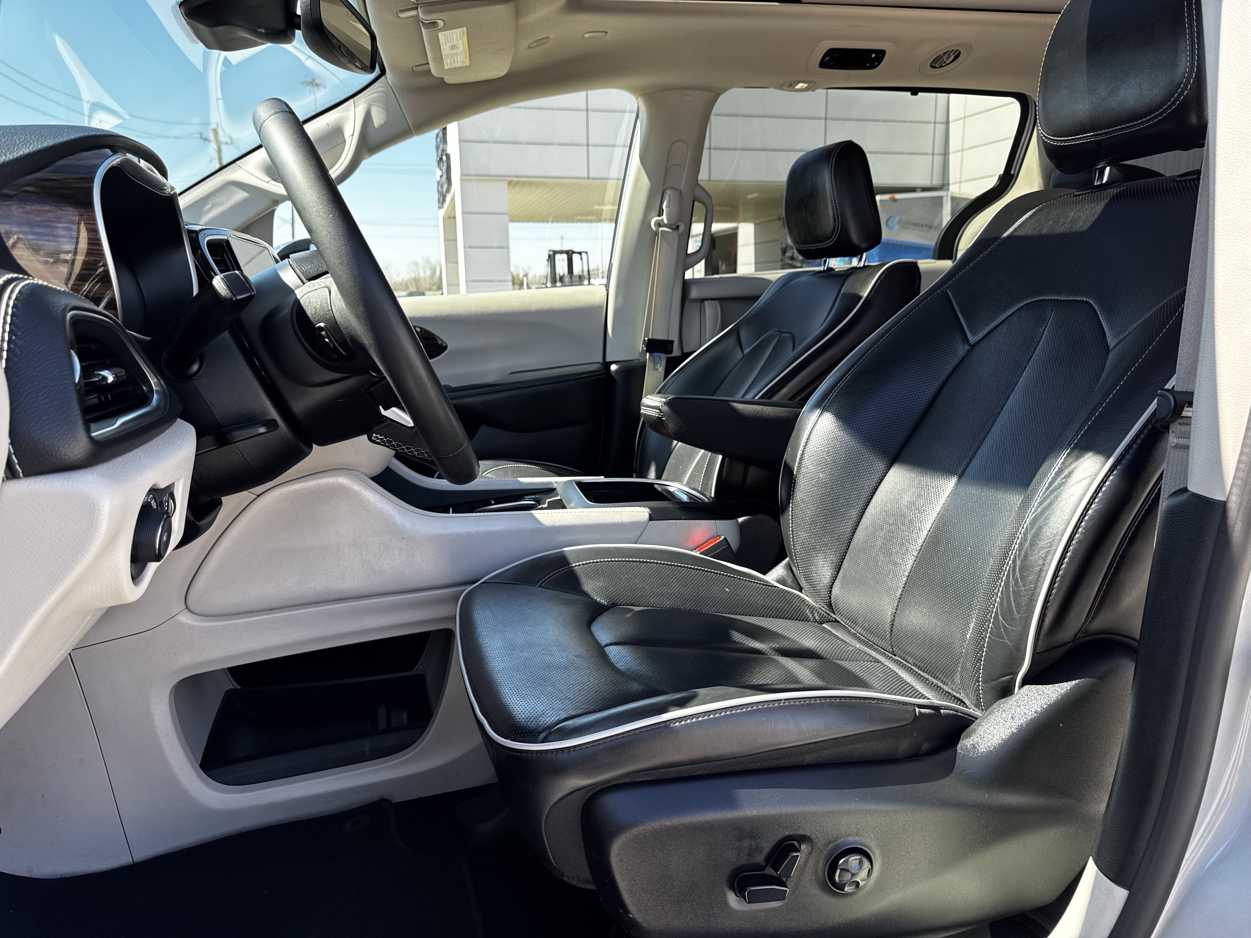 Used 2023 Chrysler Pacifica Limited image 28