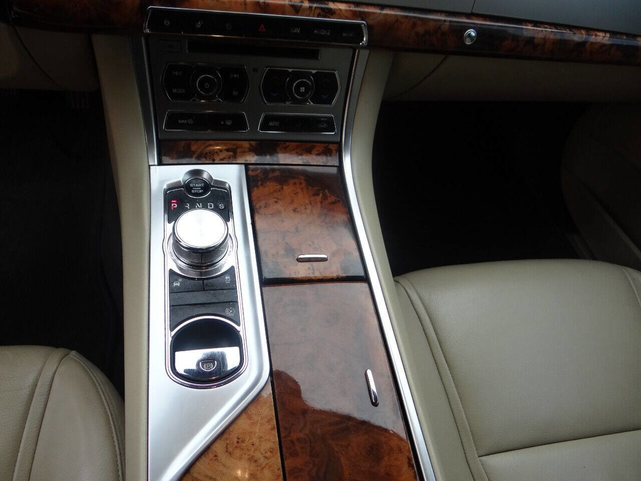 Used 2015 Jaguar XF Premium image 16