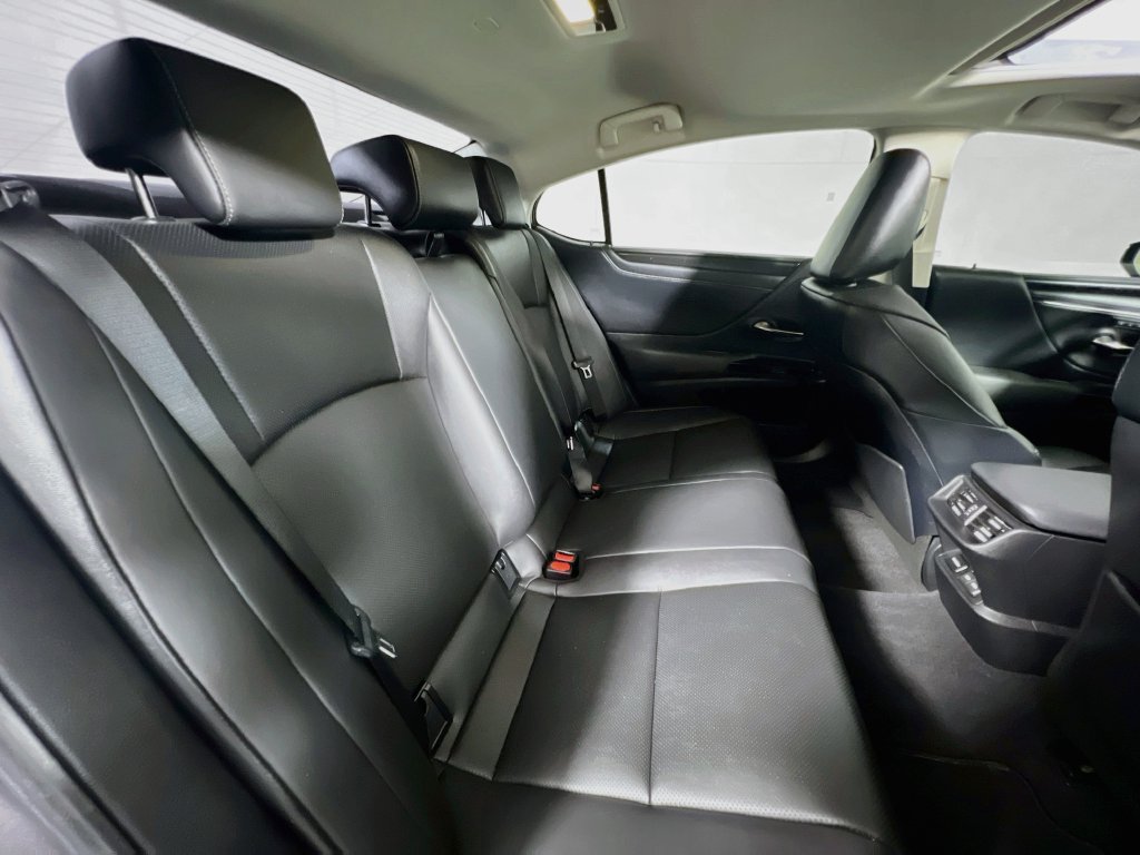 Used 2024 Lexus ES 300h w/ Premium Package FWD image 28