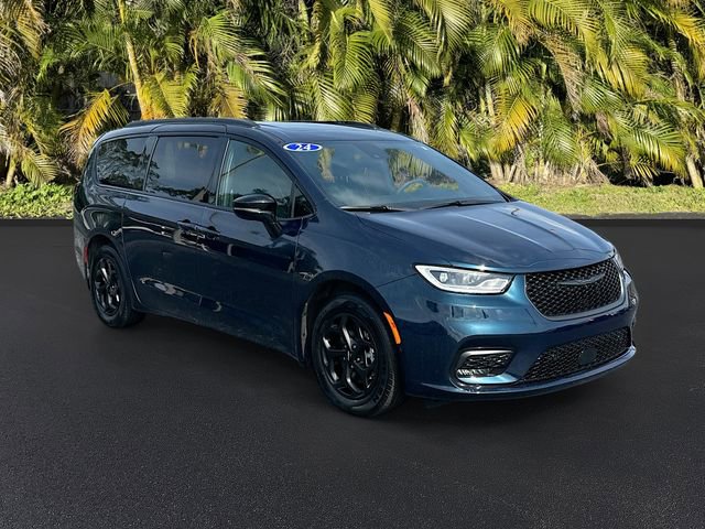 Used 2024 Chrysler Pacifica Premium image 2
