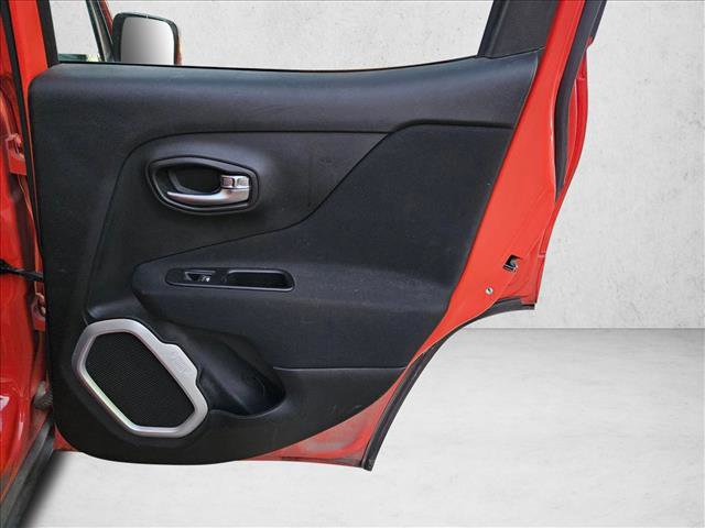 Used 2018 Jeep Renegade Latitude w/ Popular Equipment Group image 18