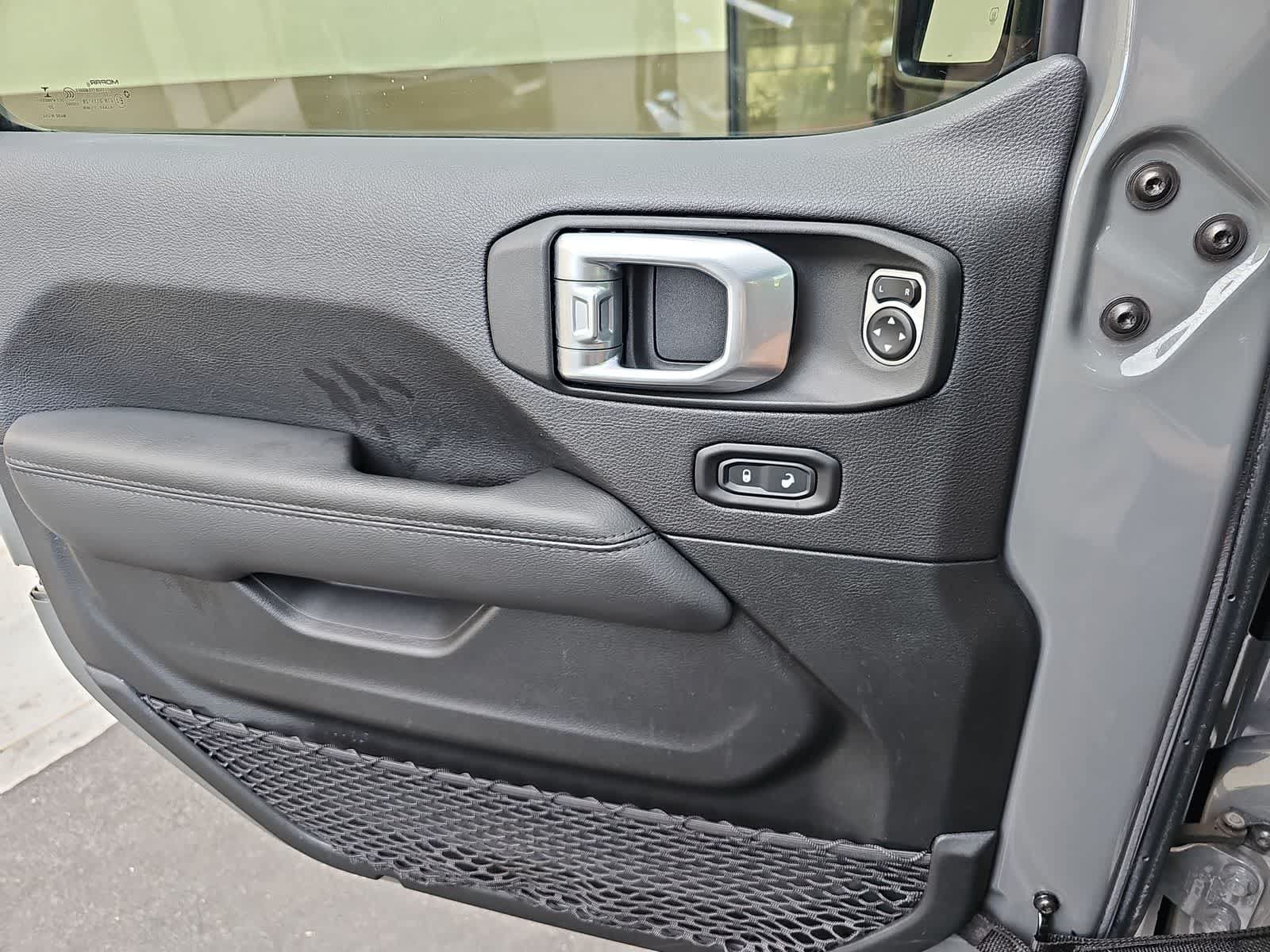 Used 2020 Jeep Wrangler Unlimited Sahara AWD/4WD image 28