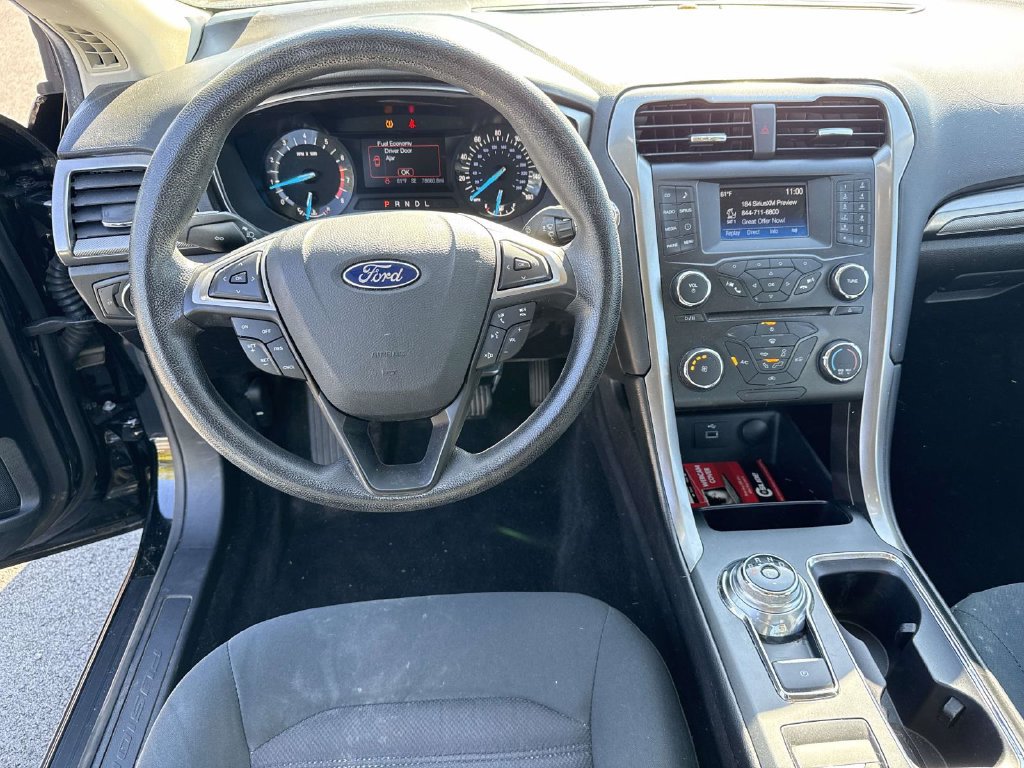 Used 2017 Ford Fusion SE FWD image 29