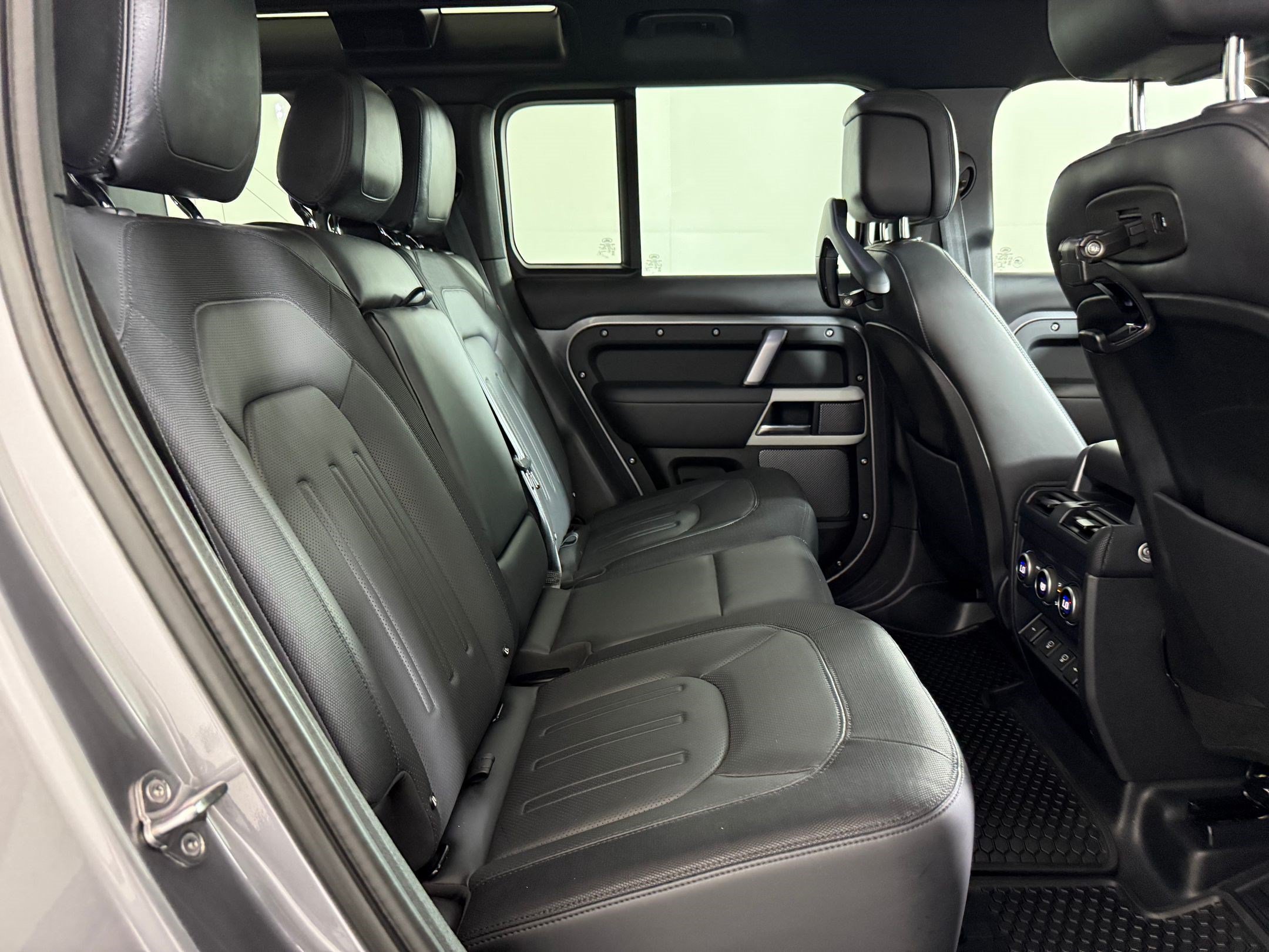 Used 2022 Land Rover Defender 110 X-Dynamic HSE AWD/4WD image 29
