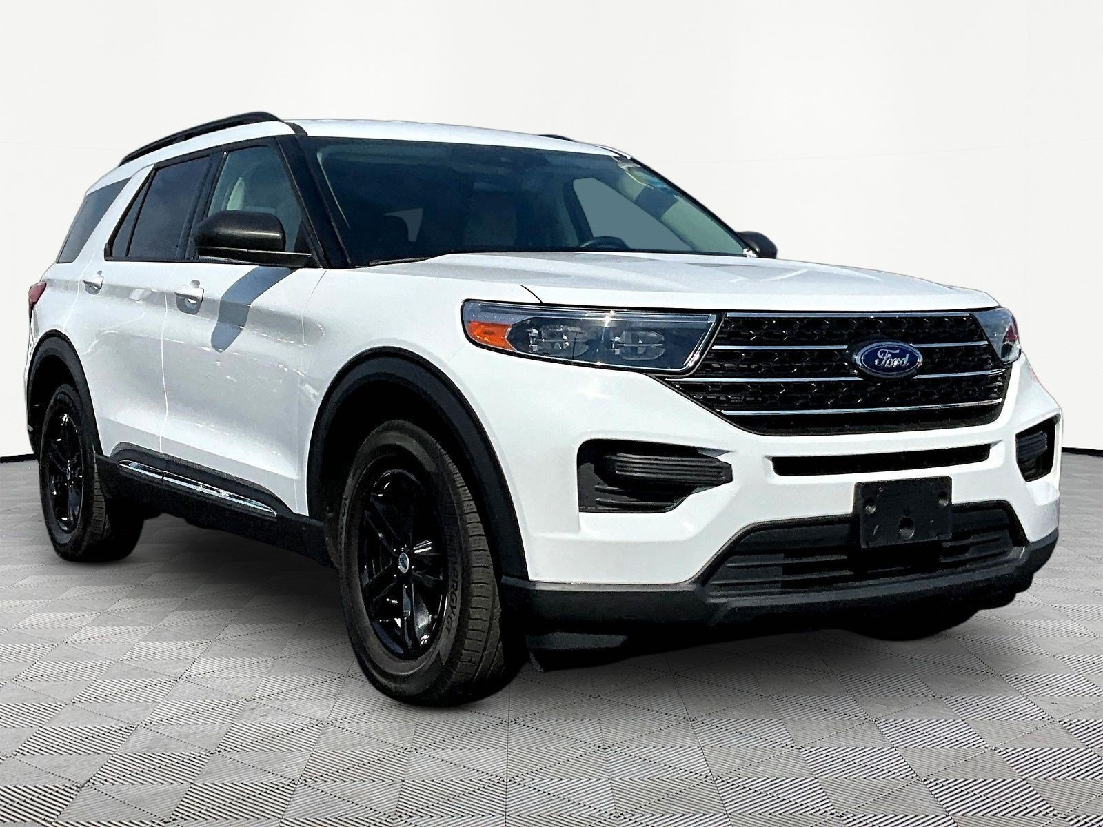 Used 2023 Ford Explorer XLT AWD/4WD image 3