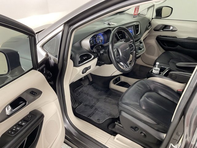 Used 2020 Chrysler Pacifica Touring-L image 19