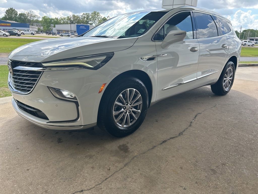 Used 2023 Buick Enclave Essence image 4