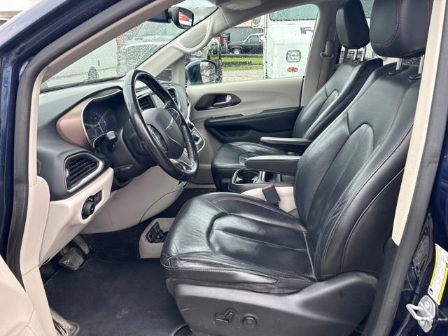 Used 2019 Chrysler Pacifica Touring-L image 8