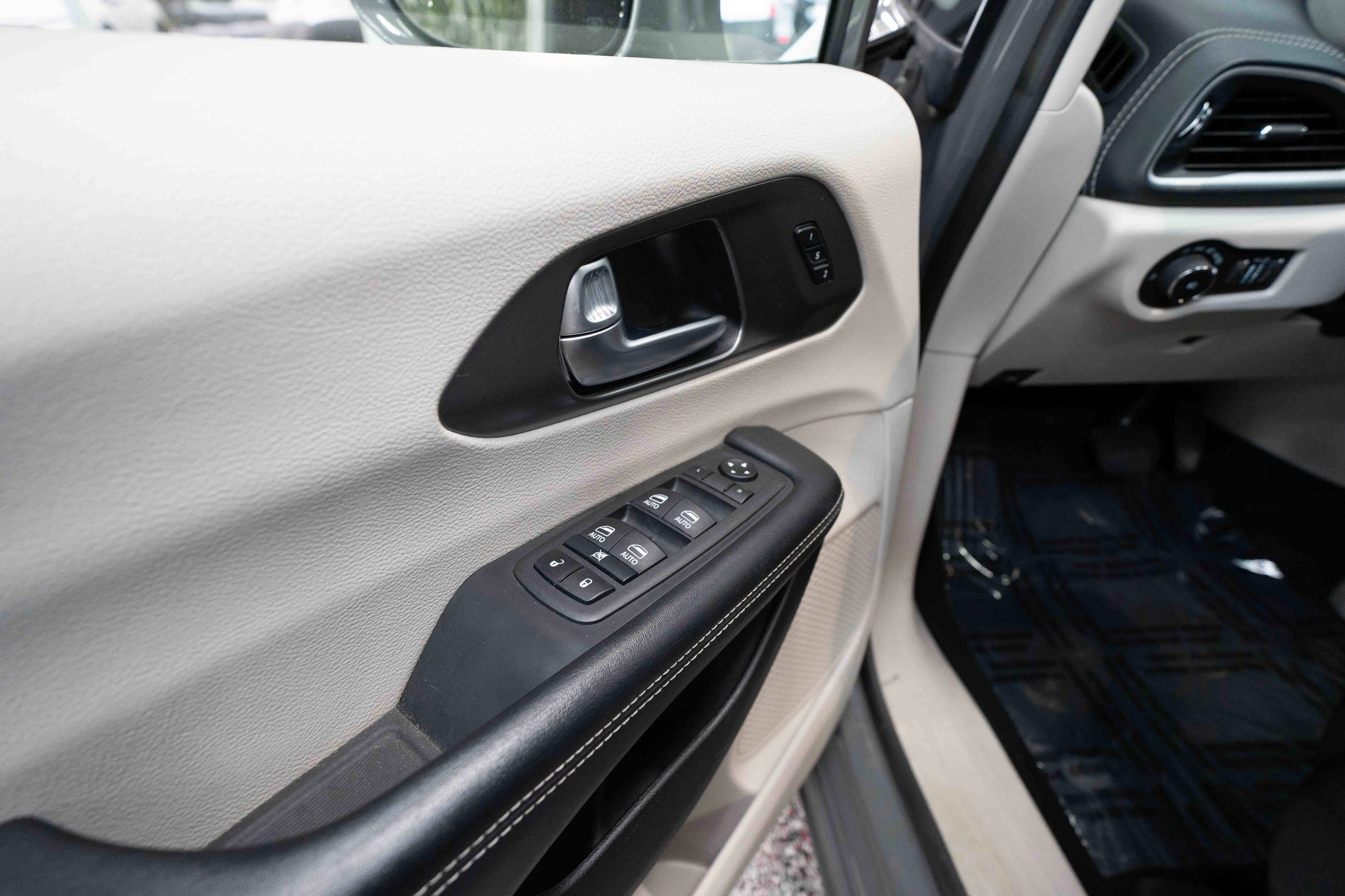 Used 2022 Chrysler Pacifica Touring-L w/ Uconnect Theater Family Group image 7