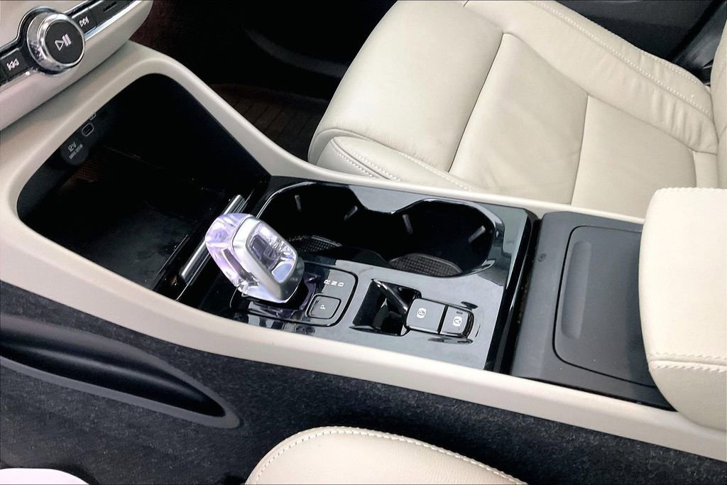 Used 2023 Volvo XC40 B5 Plus w/ Protection Package Premier image 19