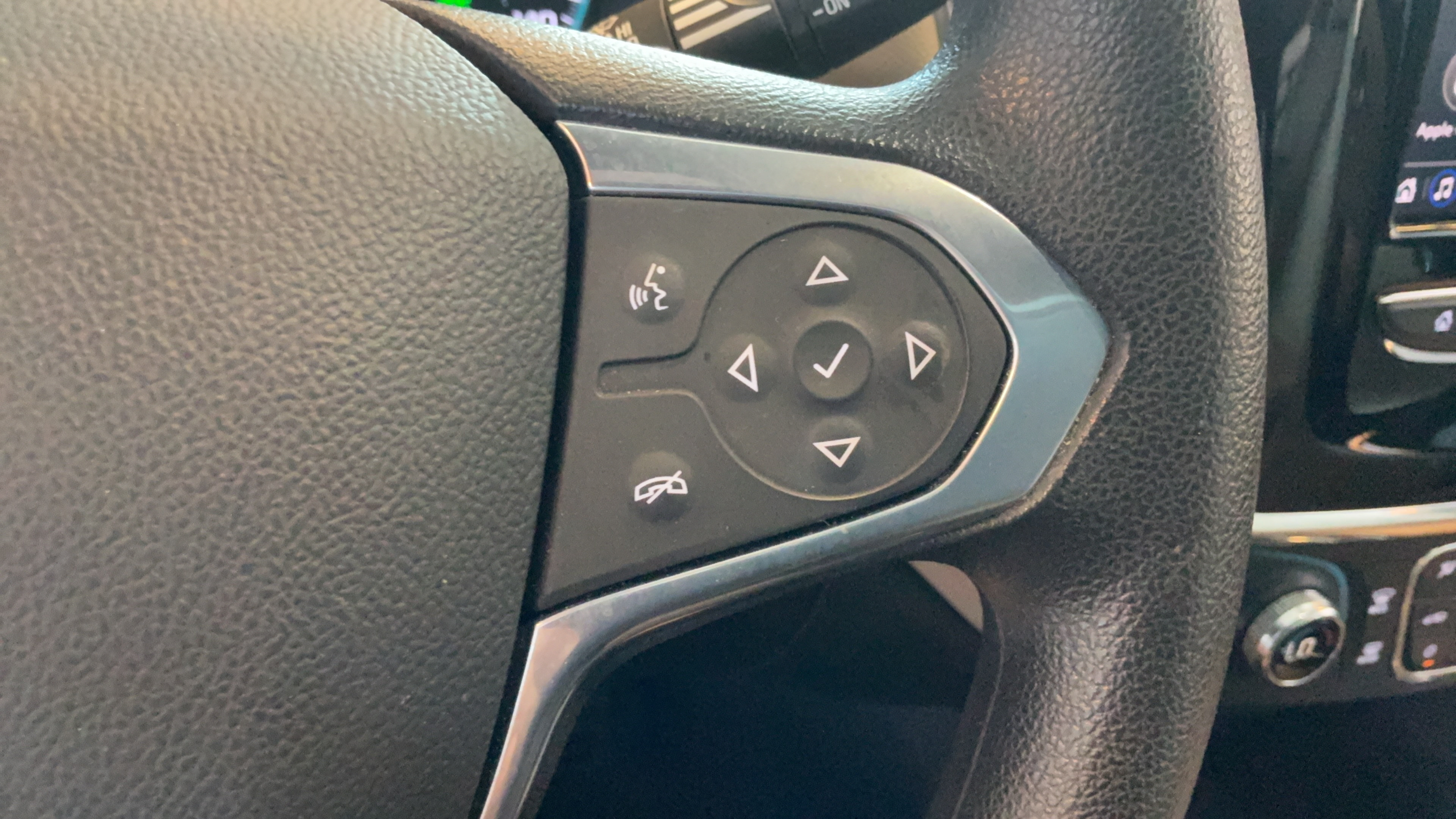 Used 2022 Chevrolet Traverse LS FWD image 17