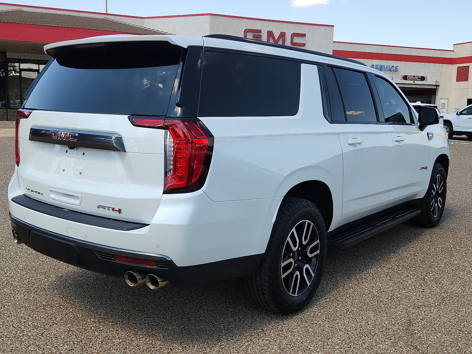 Used 2023 GMC Yukon XL AT4 w/ Technology Package AWD/4WD image 4