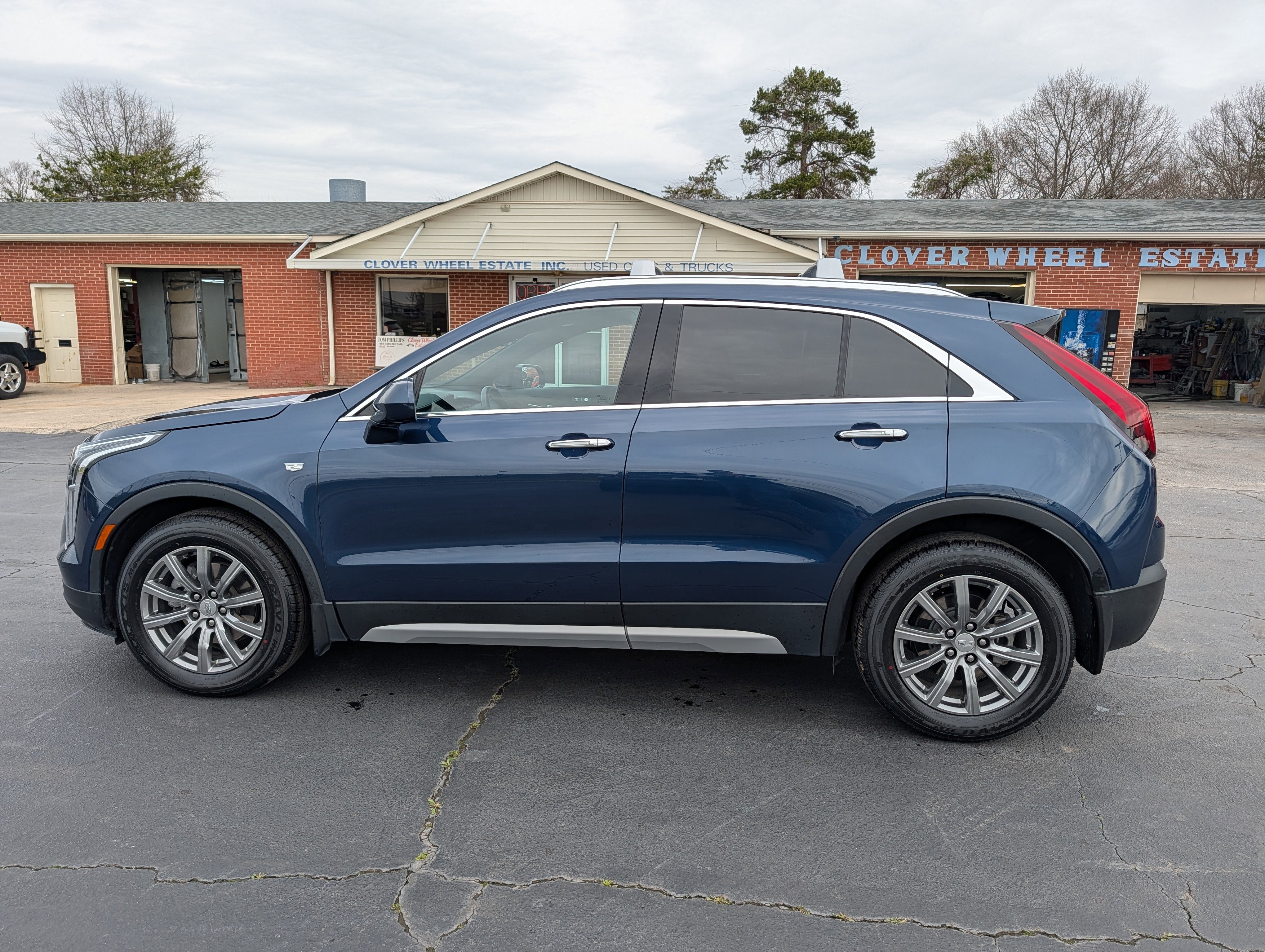 Used 2020 Cadillac XT4 Premium Luxury w/ Cold Weather Package image 9