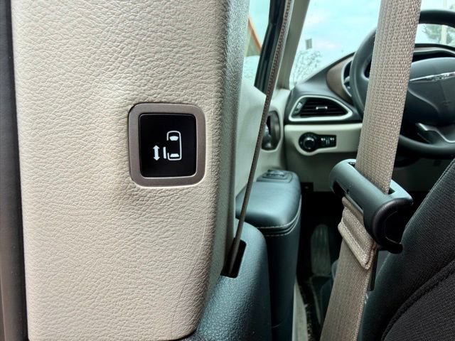 Used 2023 Chrysler Voyager LX FWD image 17