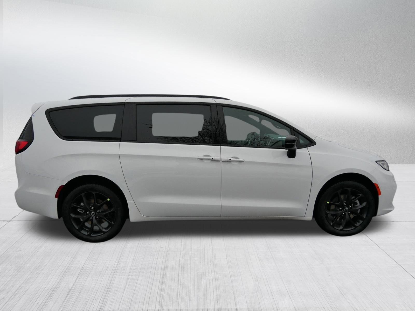 New 2026 Chrysler Pacifica Select w/ S Appearance Package image 8