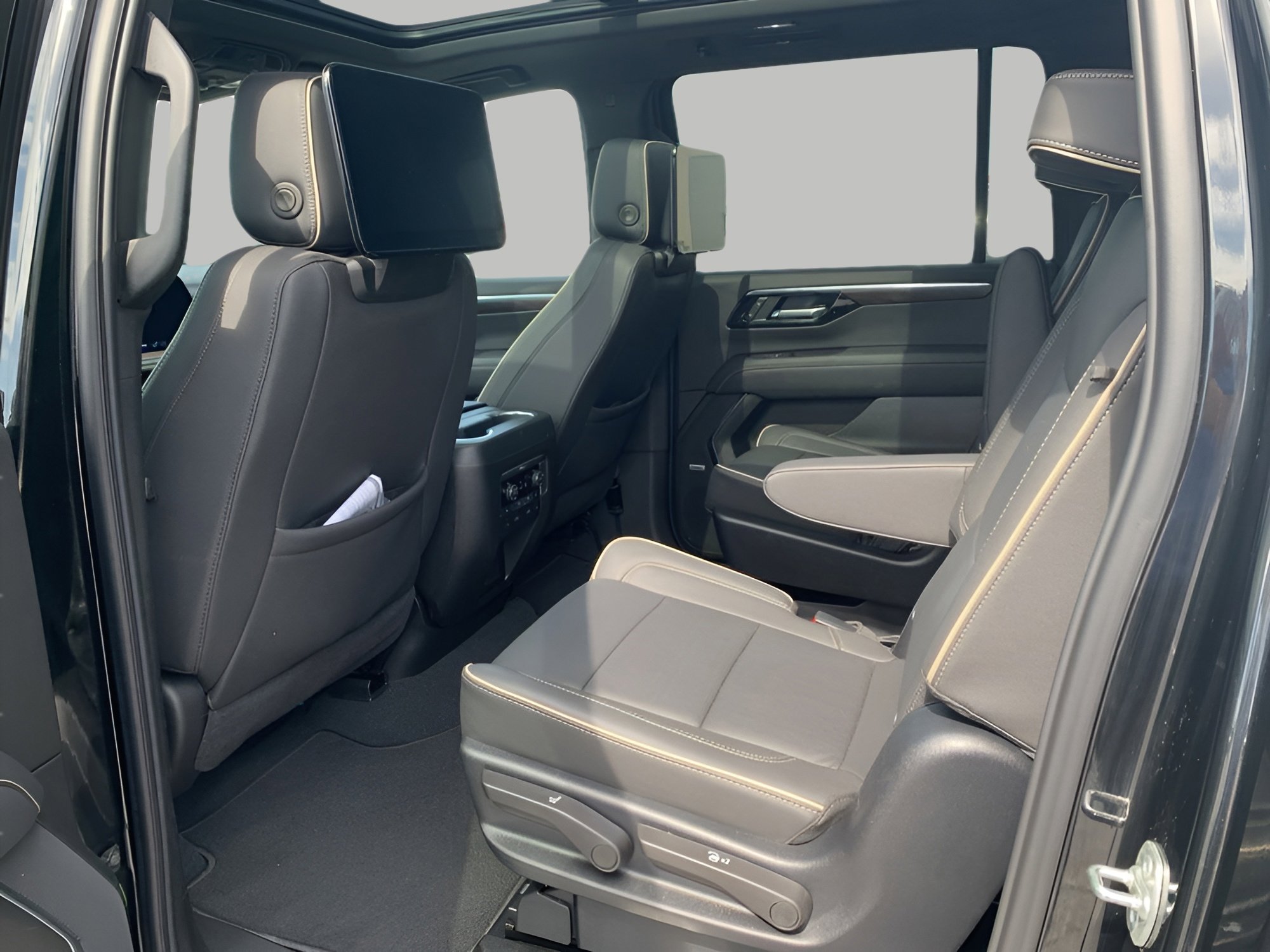 Used 2025 Chevrolet Suburban Premier AWD/4WD image 22