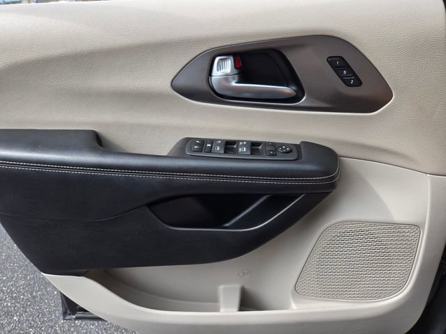 Used 2022 Chrysler Pacifica Touring-L FWD image 33