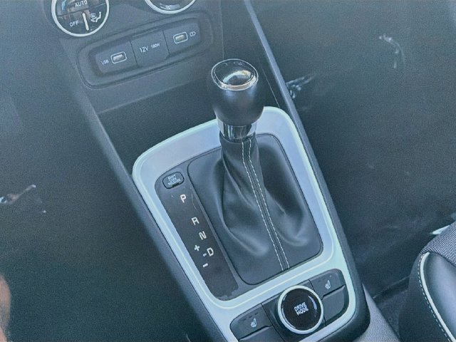 Used 2022 Hyundai Venue Limited FWD image 17