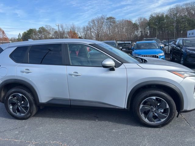 Used 2024 Nissan Rogue SV image 4