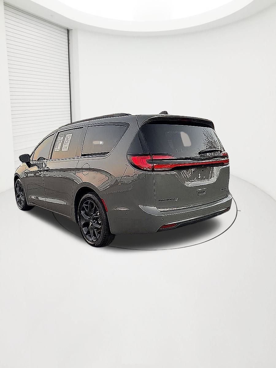 Used 2023 Chrysler Pacifica Limited w/ S Appearance Package image 3