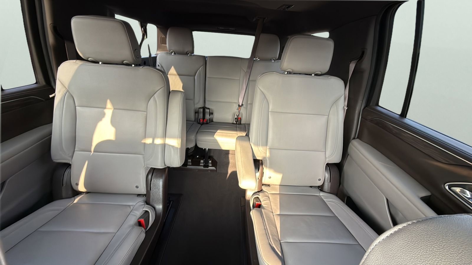 Used 2023 Chevrolet Suburban Z71 w/ Luxury Package AWD/4WD image 23