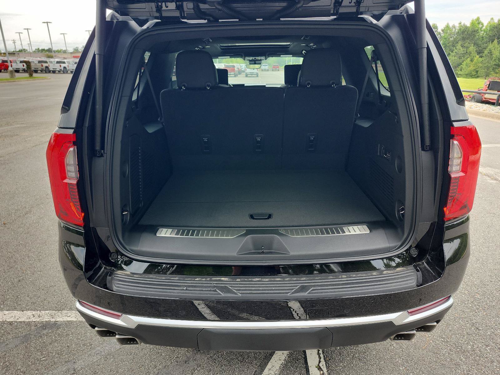 New 2026 GMC Yukon XL Denali w/ Denali Reserve Package AWD/4WD image 8