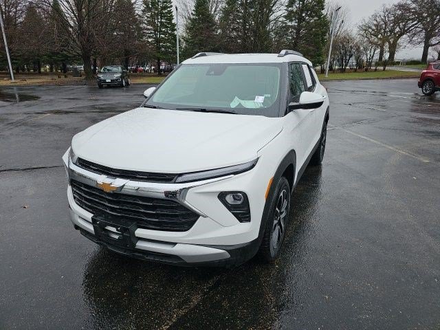 Used 2025 Chevrolet TrailBlazer LT AWD/4WD image 2