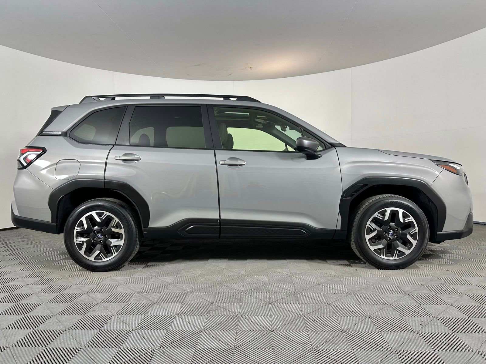 Used 2025 Subaru Forester Premium image 29