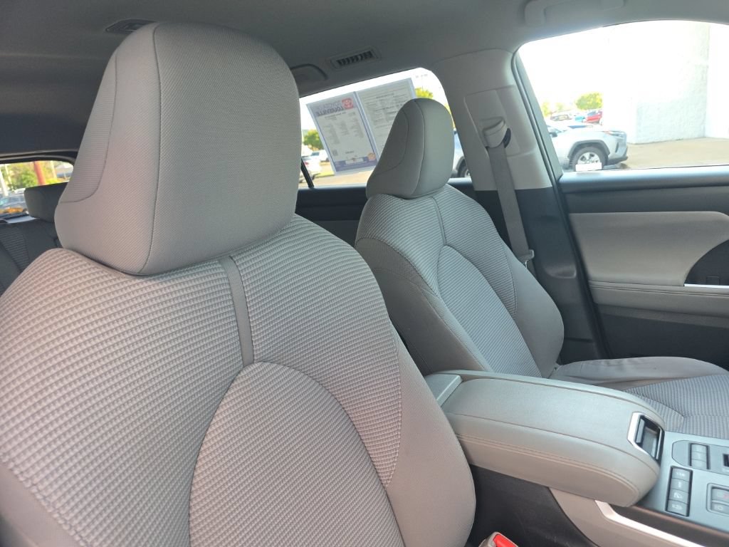 Used 2021 Toyota Highlander LE AWD/4WD image 10