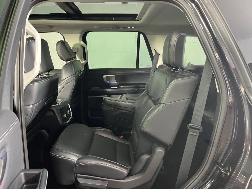 Used 2025 Ford Expedition Platinum image 32