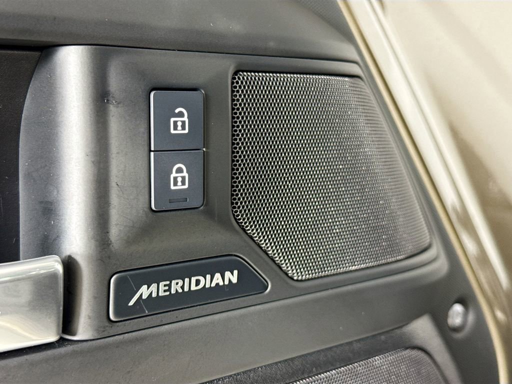 Used 2025 Land Rover Defender 110 S image 23