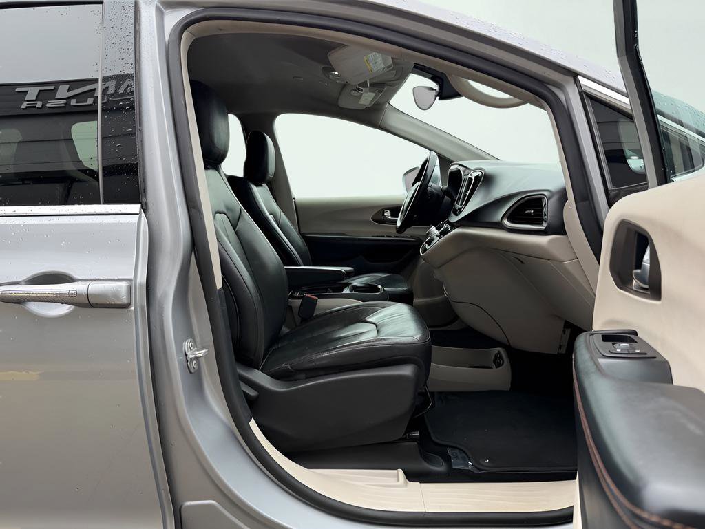 Used 2019 Chrysler Pacifica Touring-L FWD image 36