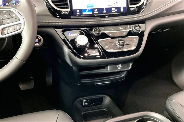 New 2026 Chrysler Pacifica Select image 7