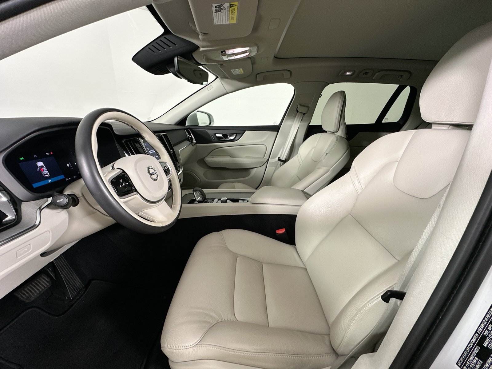 Certified 2025 Volvo V60 B5 Cross Country Plus AWD/4WD image 33