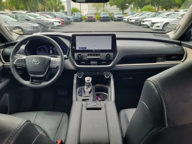 Used 2024 Toyota Grand Highlander FWD image 2