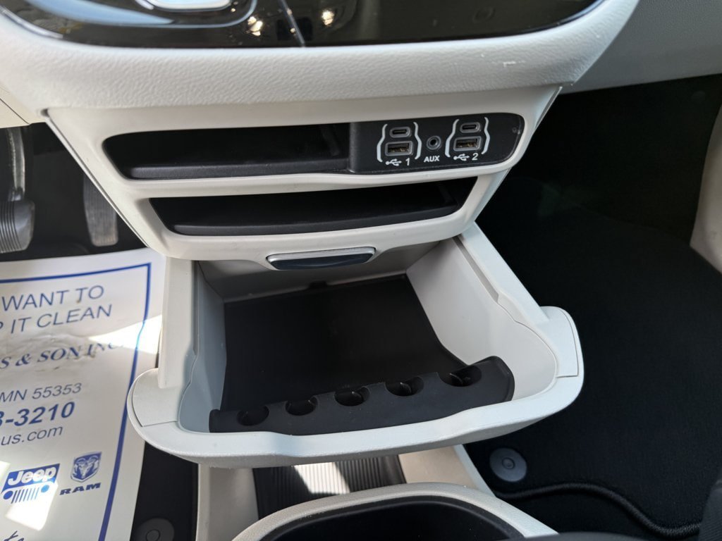 Used 2023 Chrysler Pacifica Touring-L FWD image 31