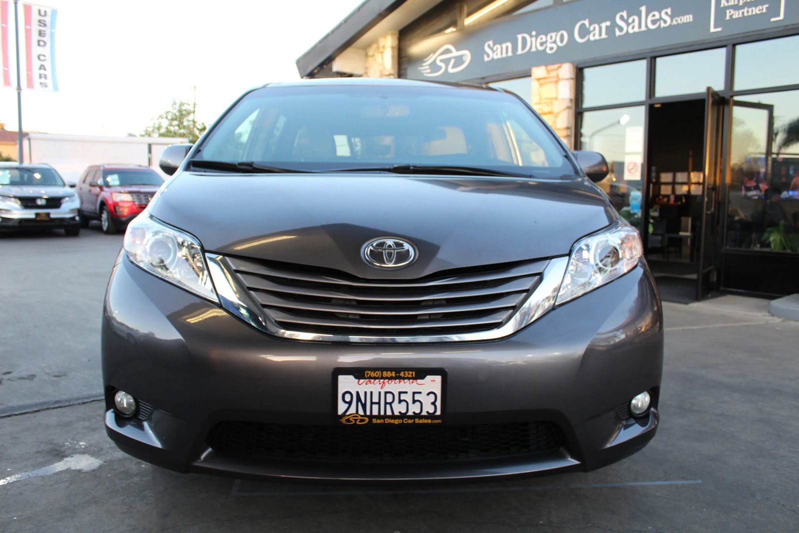Used 2015 Toyota Sienna XLE w/ XLE Navigation Package FWD image 8