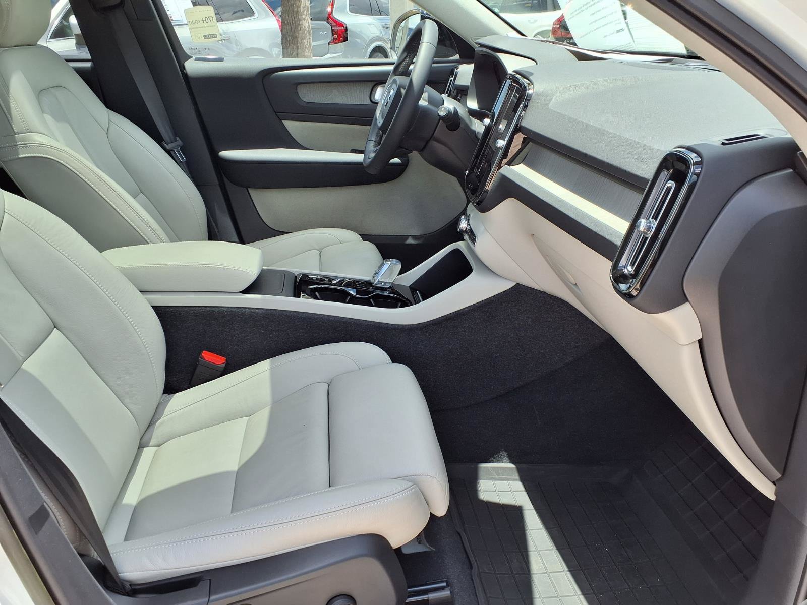 Certified 2023 Volvo XC40 B5 Ultimate w/ Protection Package Premier AWD/4WD image 11